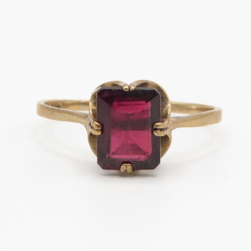 103 - 9ct gold and garnet ring size V  2.1g