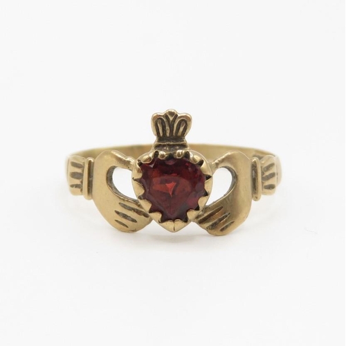 105 - 9ct gold and garnet Claddagh ring size L  1.2g