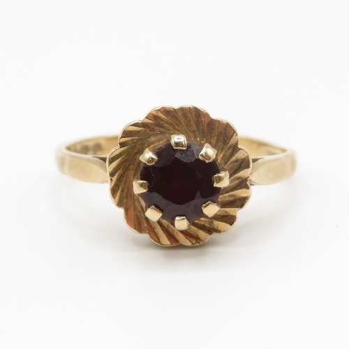 106 - 9ct gold and garnet ring  size L  2g
