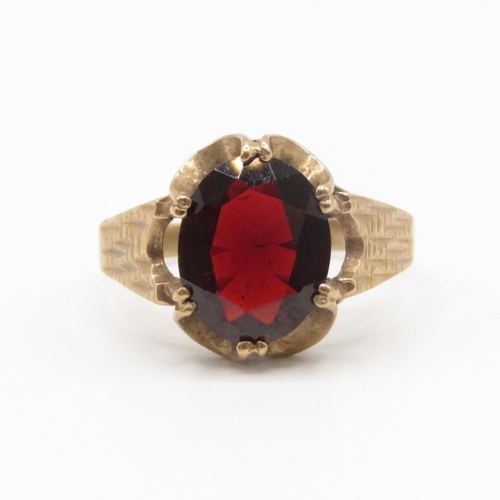 108 - 9ct gold and garnet ring size M  2.4g
