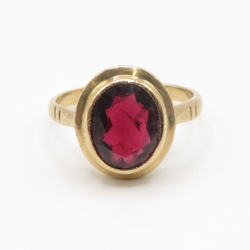 109 - 9ct gold and garnet ring size J 2.5g
