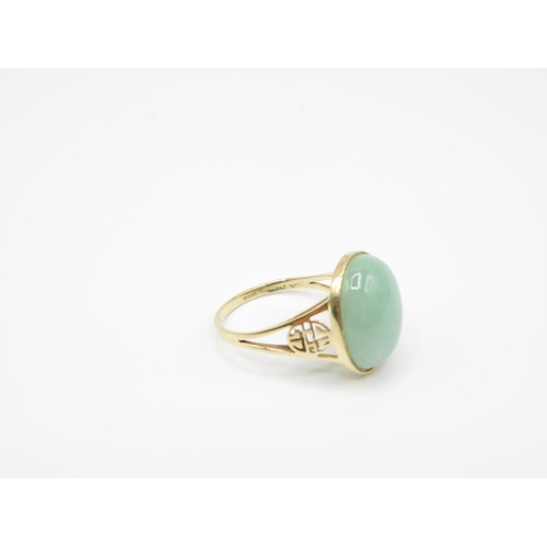 132 - 14ct gold Jadeite cabochon ring size P  4.5g