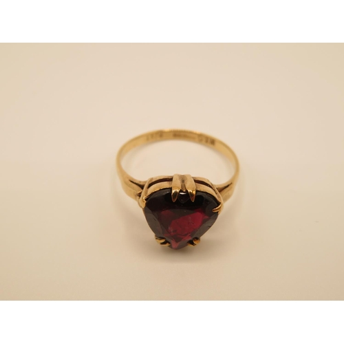 26 - 9ct and heart garnet ring  2.8g size Q