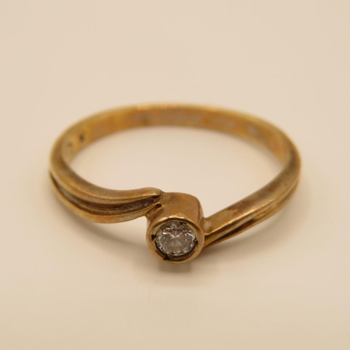 63 - 9ct gold diamond ring size T 2.5g