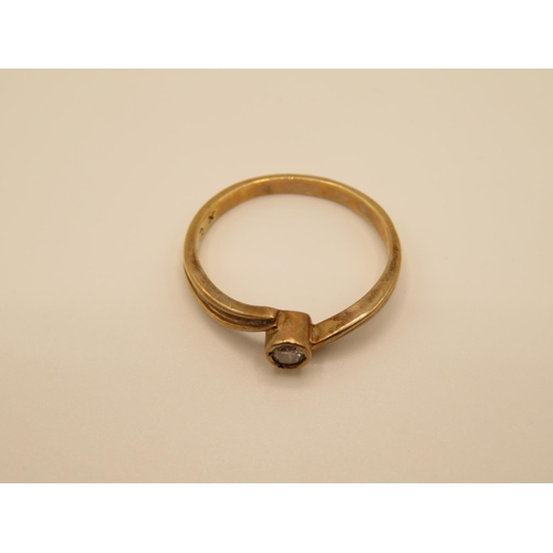 63 - 9ct gold diamond ring size T 2.5g