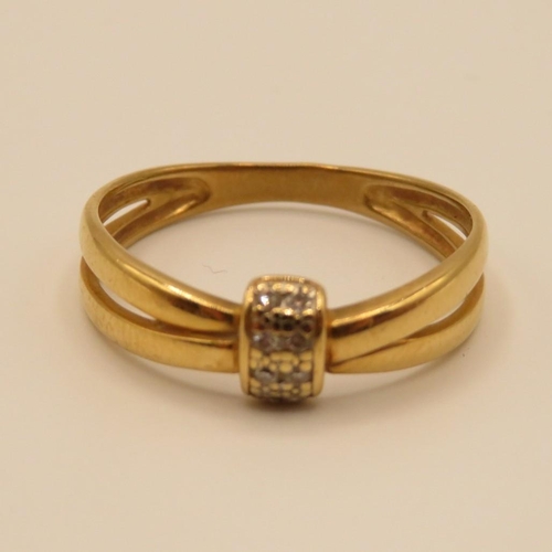 65 - 18ct gold and diamond ring size M  2g