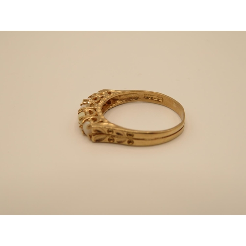72 - 9ct gold and opal ring size O 2.1g