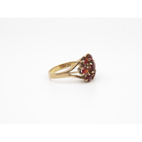 90 - 9ct gold and garnet ring size N  3.4g