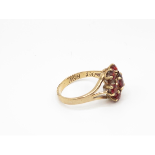 90 - 9ct gold and garnet ring size N  3.4g