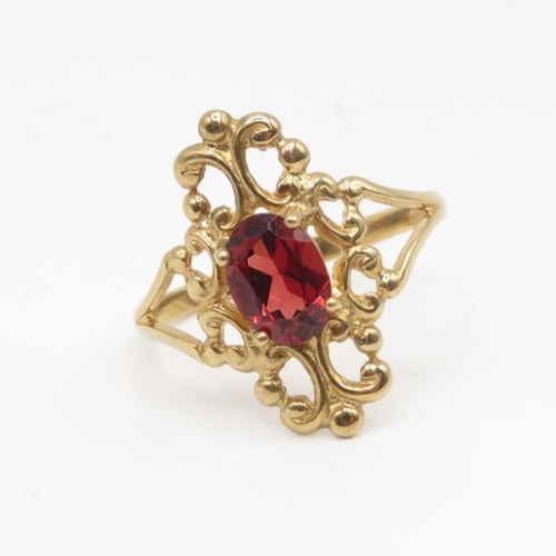 94 - 9ct gold and garnet ring size M  1.8g