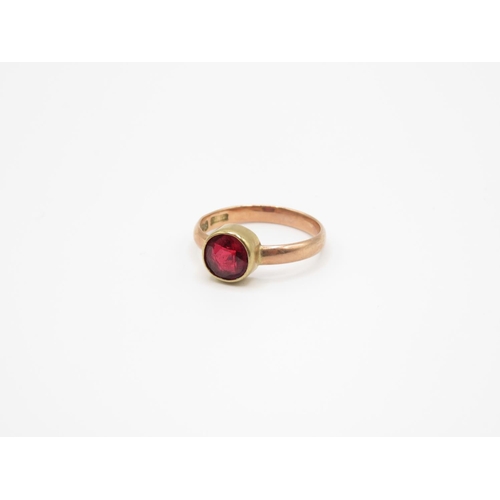 95 - 9ct gold and garnet ring size M  2.2g