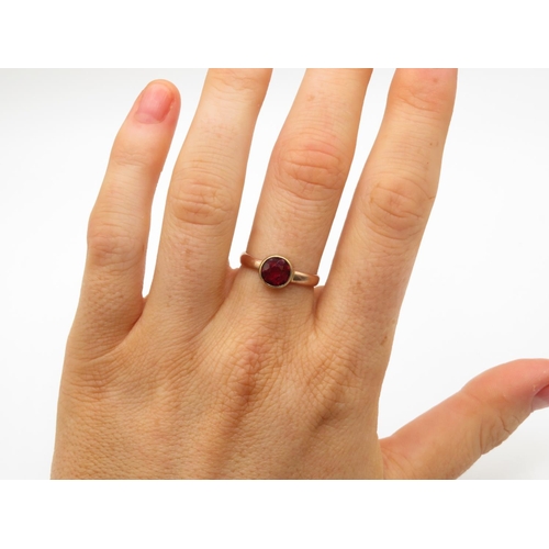 95 - 9ct gold and garnet ring size M  2.2g