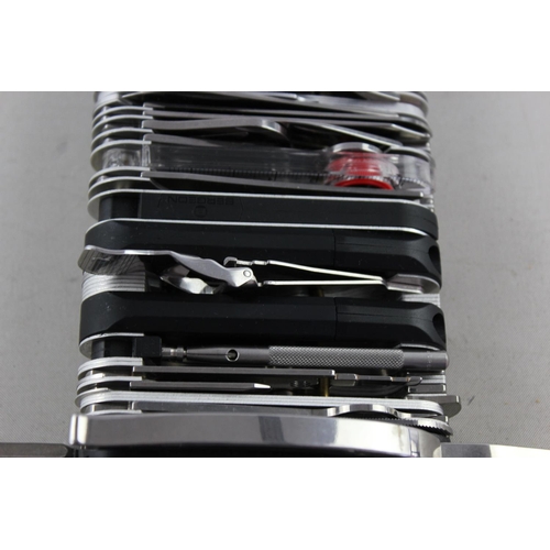 321 - Wenger Giant Swiss army knife genuine collector's item. Offers 87 tools and 141 functions complete w... 