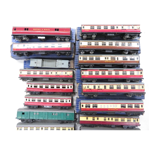 252 - Large box of Hornby carriages