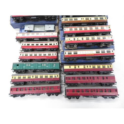 252 - Large box of Hornby carriages