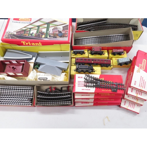 256 - Box of TriAng railway station buildings boxed