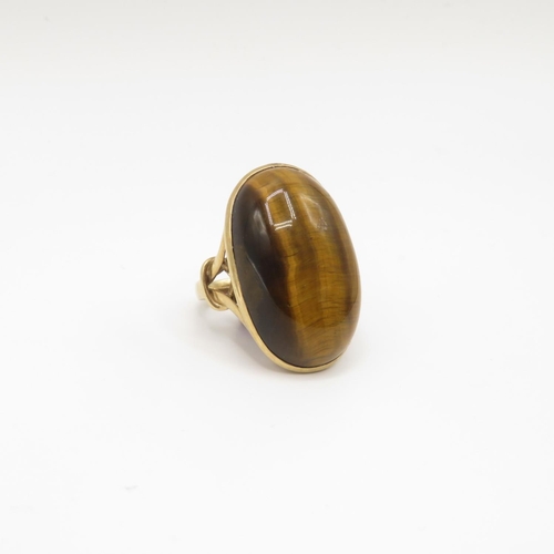 29 - 9ct gold and cabochon Tiger's Eye ring size L 10g