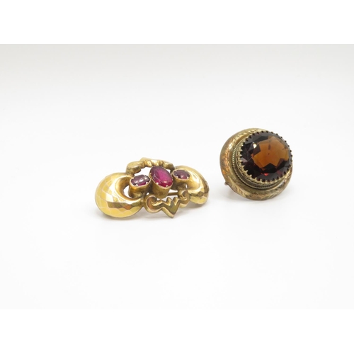 66 - 2x 9ct gold and agate stone brooches total weight of 12.2g