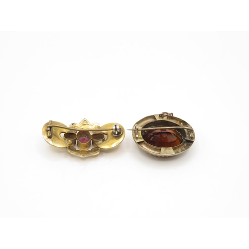 66 - 2x 9ct gold and agate stone brooches total weight of 12.2g