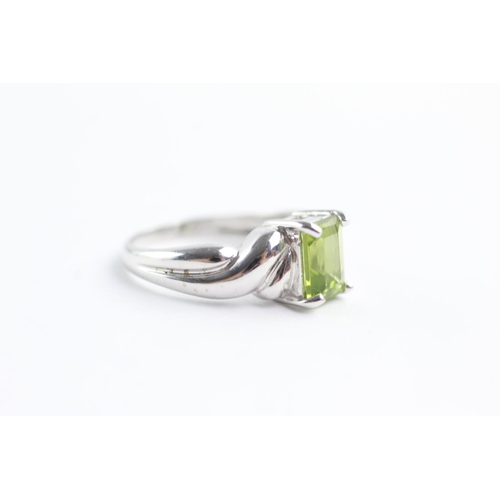 110 - 9ct white gold peridot dress ring (4.1g) Size N