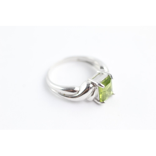 110 - 9ct white gold peridot dress ring (4.1g) Size N