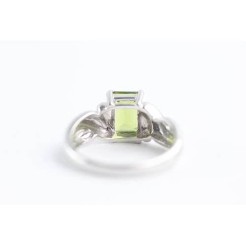 110 - 9ct white gold peridot dress ring (4.1g) Size N