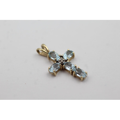 112 - 9ct gold topaz cross pendant (1.1g)