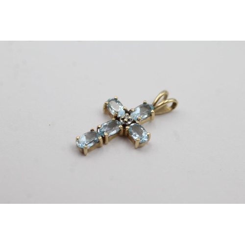 112 - 9ct gold topaz cross pendant (1.1g)