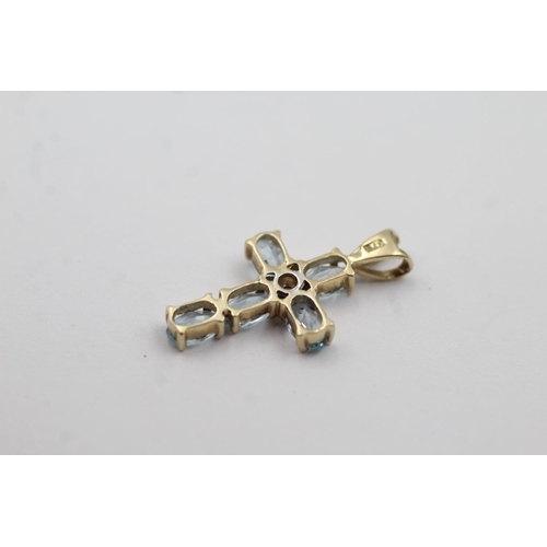 112 - 9ct gold topaz cross pendant (1.1g)