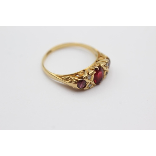 113 - 18ct gold diamond & garnet gypsy ring (3.3g) Size O