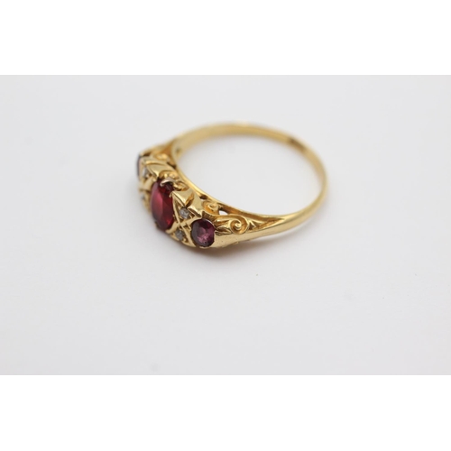 113 - 18ct gold diamond & garnet gypsy ring (3.3g) Size O