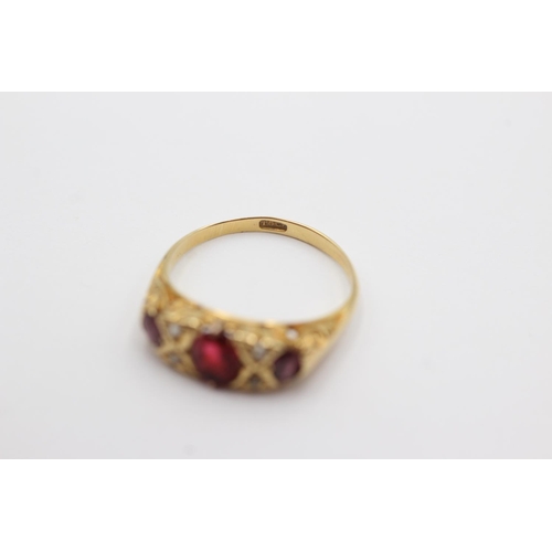 113 - 18ct gold diamond & garnet gypsy ring (3.3g) Size O