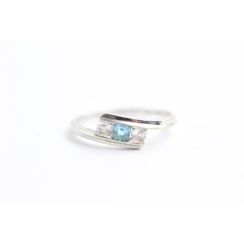 119 - 9ct white gold clear gemstone & topaz ring (2.3g) Size Q