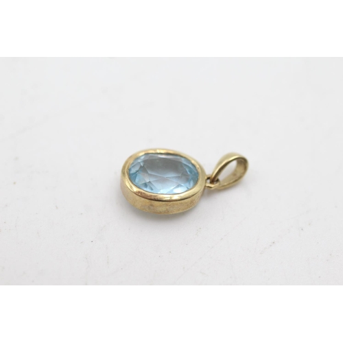 120 - 9ct gold framed topaz pendant (1.8g)