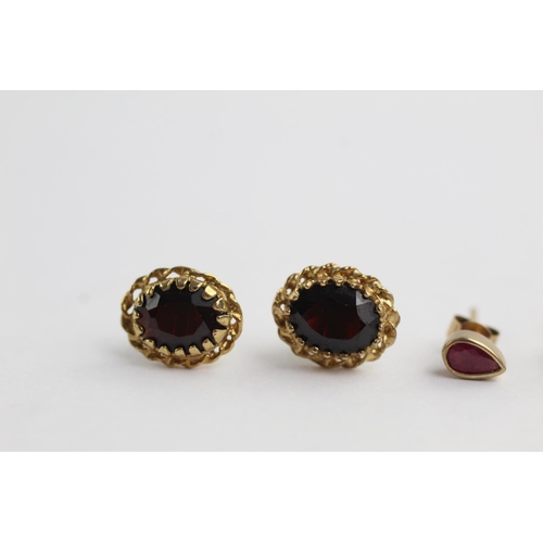 134 - 3 x 9ct gold paired gemstone earrings inc. garnet, emerald and ruby (2.9g)