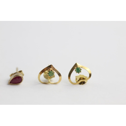 134 - 3 x 9ct gold paired gemstone earrings inc. garnet, emerald and ruby (2.9g)