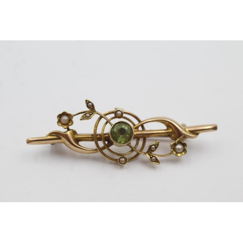 137 - 15ct gold antique peridot and pearl set brooch, hallmarked Chester (2.7g)