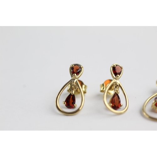 149 - 2 x 9ct gold garnet stud earrings and pendant set (2.2g)