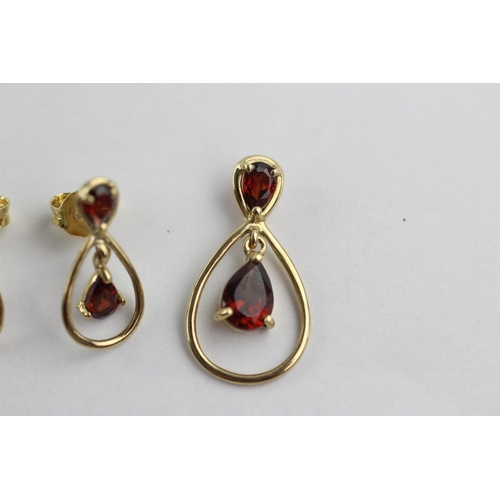 149 - 2 x 9ct gold garnet stud earrings and pendant set (2.2g)