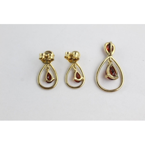 149 - 2 x 9ct gold garnet stud earrings and pendant set (2.2g)