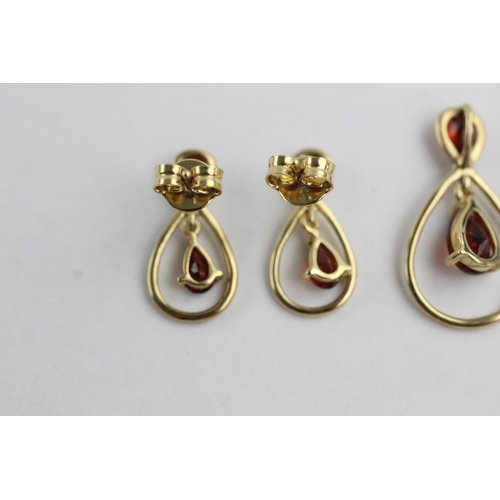 149 - 2 x 9ct gold garnet stud earrings and pendant set (2.2g)