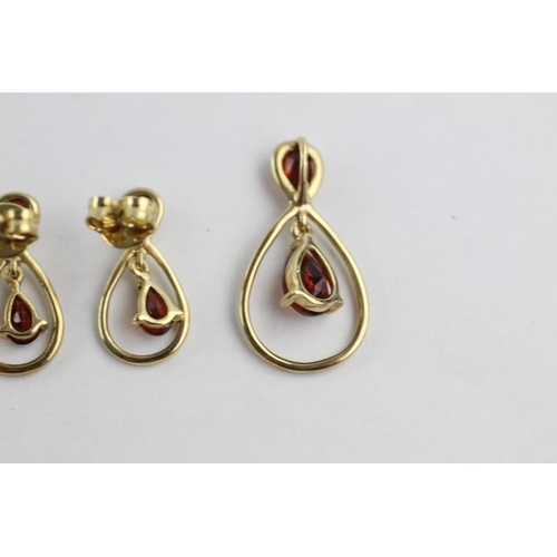 149 - 2 x 9ct gold garnet stud earrings and pendant set (2.2g)