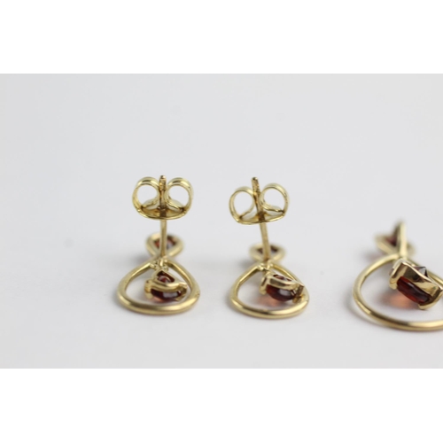 149 - 2 x 9ct gold garnet stud earrings and pendant set (2.2g)