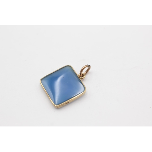 16 - 9ct gold framed chalcedony pendant (2.9g)