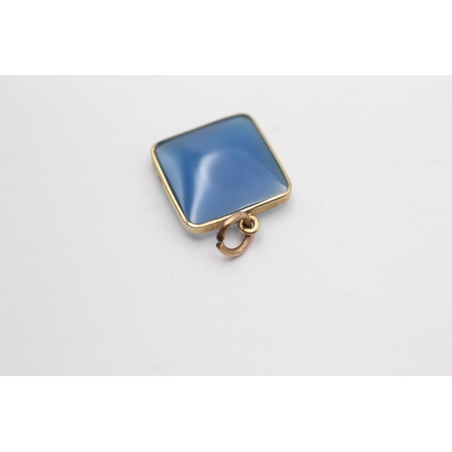 16 - 9ct gold framed chalcedony pendant (2.9g)