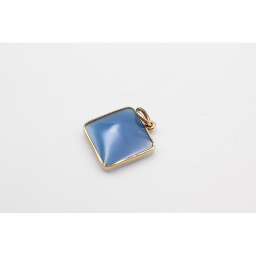 16 - 9ct gold framed chalcedony pendant (2.9g)