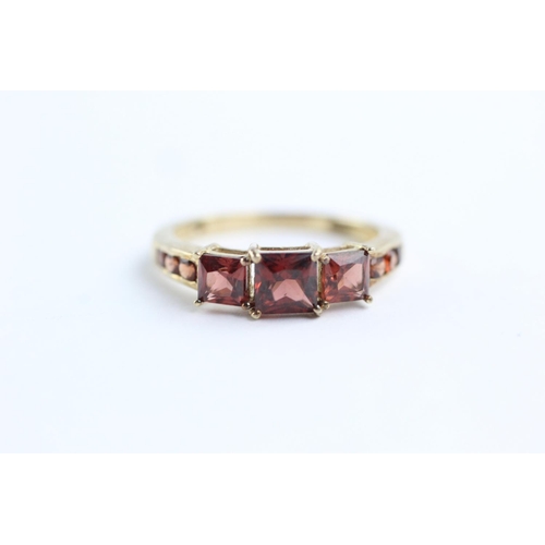 165 - 9ct gold garnet graduated ring (2.5g) Size P