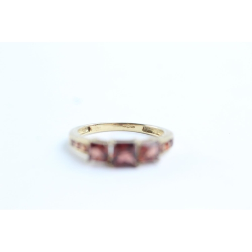 165 - 9ct gold garnet graduated ring (2.5g) Size P