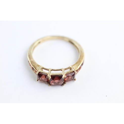 165 - 9ct gold garnet graduated ring (2.5g) Size P