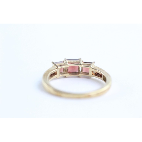 165 - 9ct gold garnet graduated ring (2.5g) Size P